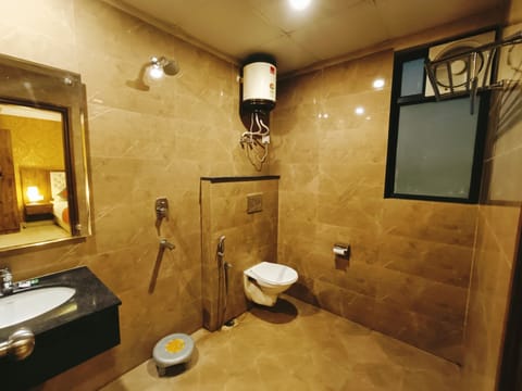 Executive Double Room, 1 King Bed | Bathroom | Shower, rainfall showerhead, free toiletries, bathrobes