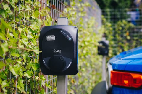 Electric vehicle charging station