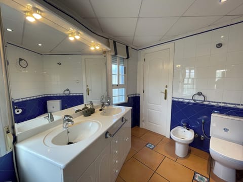 10/11 Family Suite, 2 bedrroms (4) | Bathroom | Shower, free toiletries, hair dryer, bidet