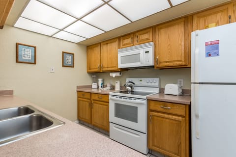 3 bedroom 3 bath townhome | Private kitchen | Full-size fridge, microwave, stovetop, coffee/tea maker