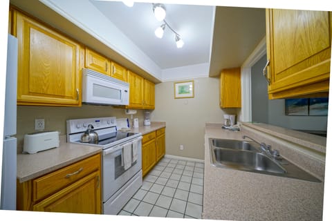 3 bedroom 3 bath townhome | Private kitchen | Full-size fridge, microwave, stovetop, coffee/tea maker