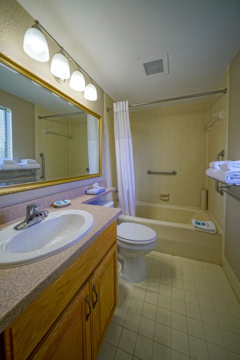 3 bedroom 3 bath townhome | Bathroom | Combined shower/tub, hair dryer, towels, soap