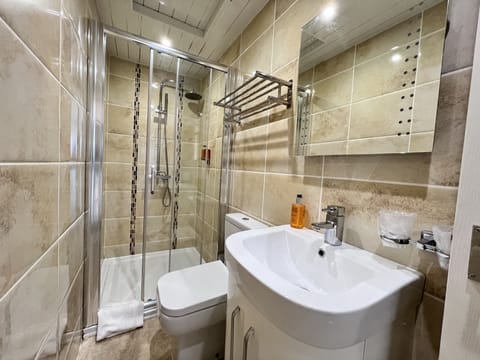 Deluxe Double Room, 1 Queen Bed, Ensuite, Sea View | Bathroom | Shower, rainfall showerhead, hair dryer, towels