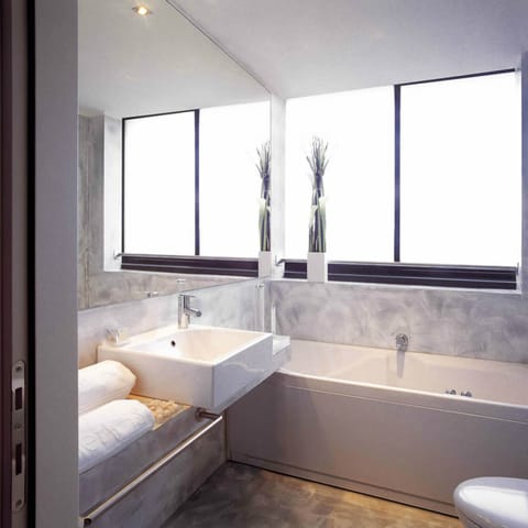 Junior Suite | Bathroom | Free toiletries, hair dryer, bidet, towels