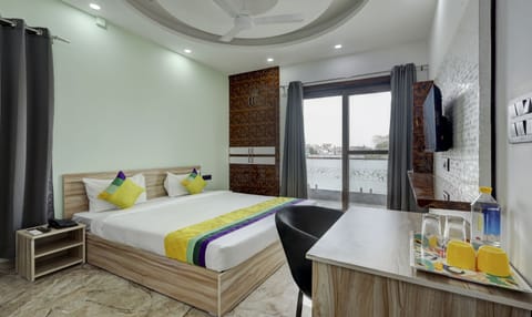 Deluxe Double Room | Desk, bed sheets