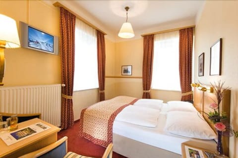 Hypo-allergenic bedding, minibar, in-room safe, blackout drapes