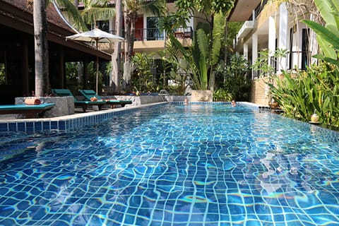 2 outdoor pools