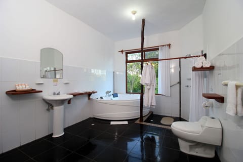 Family Studio Suite | Bathroom | Shower, towels, soap, shampoo