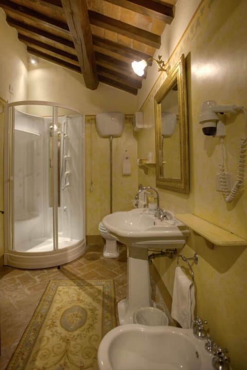 Superior Double Room | Bathroom | Combined shower/tub, free toiletries, hair dryer, slippers