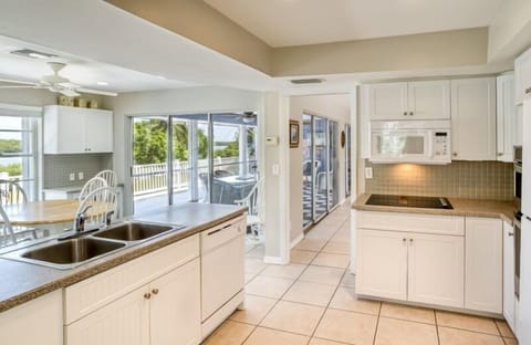 House, 3 Bedrooms | Private kitchen