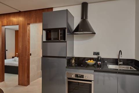 Deluxe Apartment | Private kitchen | Fridge, microwave, oven, espresso maker