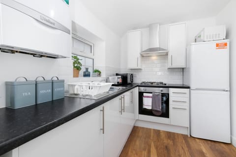 Apartment, 1 Bedroom | Private kitchenette | Microwave, oven, stovetop, electric kettle