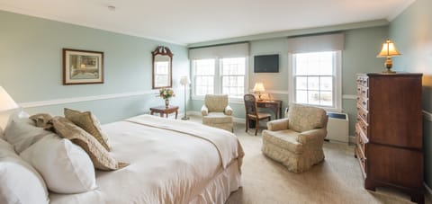 Deluxe Room | Egyptian cotton sheets, premium bedding, down comforters, pillowtop beds