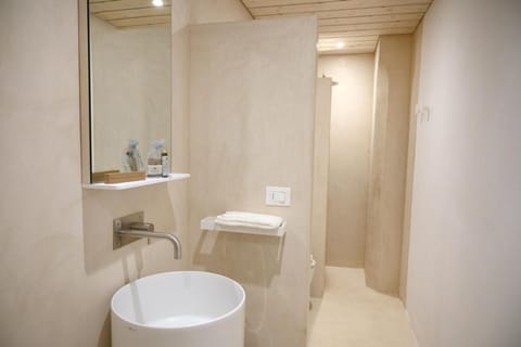 Comfort Double Room, 1 King Bed, Private Bathroom, Garden View | Bathroom | Free toiletries, hair dryer, bathrobes, slippers