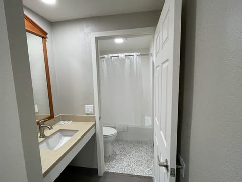 Deluxe Single Room | Bathroom | Towels