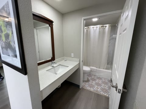 Deluxe Double Room | Bathroom | Towels