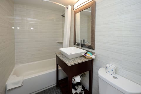 Room, 1 King Bed, Non Smoking | Bathroom | Free toiletries, hair dryer, towels