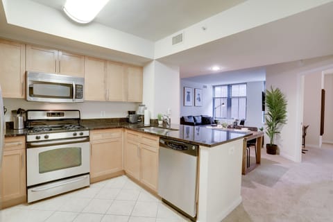 Business Apartment | Private kitchen | Full-size fridge, microwave, oven, stovetop