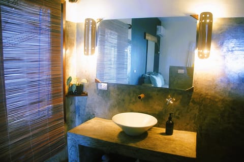 Deluxe Double Room with Balcony and Sea View | Bathroom | Shower, hair dryer, bidet, towels