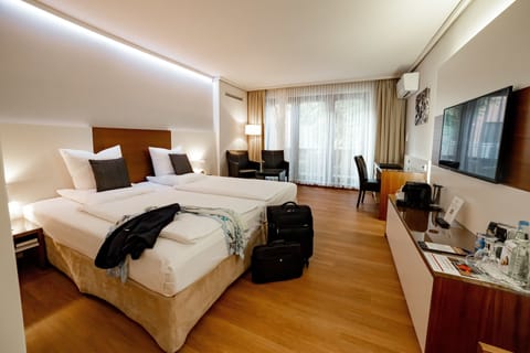 Business Double Room | Premium bedding, minibar, in-room safe, desk