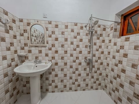 Deluxe Double Room | Bathroom | Shower, rainfall showerhead, bathrobes, slippers