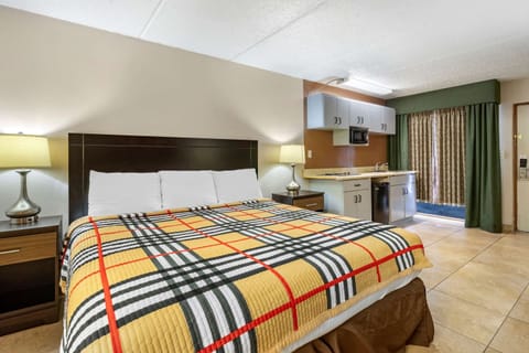 Efficiency, Suite, 1 King Bed, Non Smoking | Desk, rollaway beds, free WiFi, bed sheets