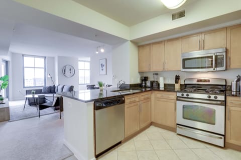 Business Apartment | Private kitchen | Full-size fridge, microwave, oven, stovetop