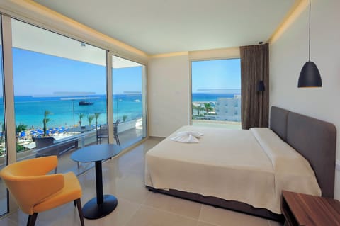 Luxury Sea View Junior Suite Spa Bath | In-room safe, desk, blackout drapes, free WiFi