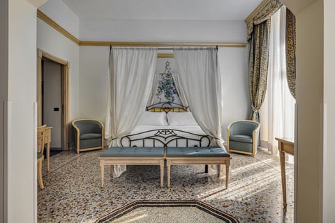 Suite (vista mare) | Minibar, in-room safe, free WiFi, bed sheets