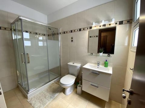 Superior Villa | Bathroom | Separate tub and shower, hair dryer, towels