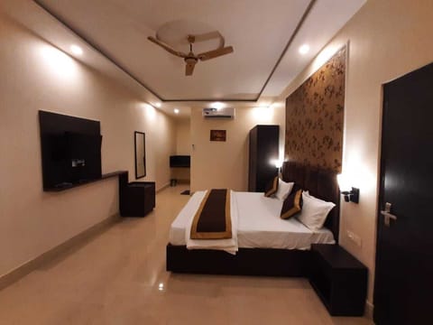 Luxury Double Room | Premium bedding, desk, laptop workspace, bed sheets