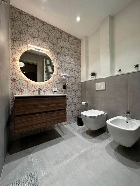 Double Room | Bathroom | Shower, rainfall showerhead, hair dryer, bidet