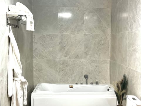 Executive Studio Suite | Bathroom | Rainfall showerhead, free toiletries, hair dryer, slippers