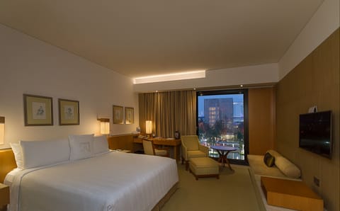 Executive Room, 1 Queen Bed, City View | Premium bedding, minibar, in-room safe, desk