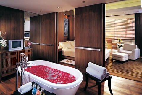 Signature Room, 1 Double Bed | Bathroom | Shower, deep soaking tub, free toiletries, hair dryer