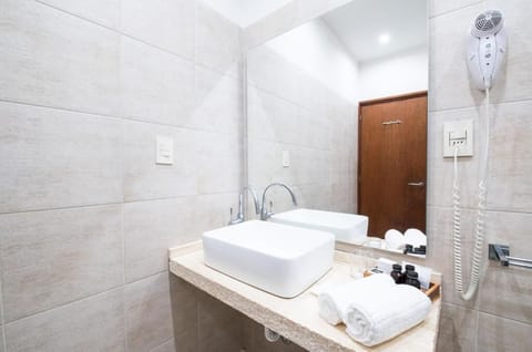 Superior Room | Bathroom | Free toiletries, hair dryer