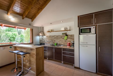 Superior Bungalow | Private kitchen | Full-size fridge, microwave, oven, electric kettle