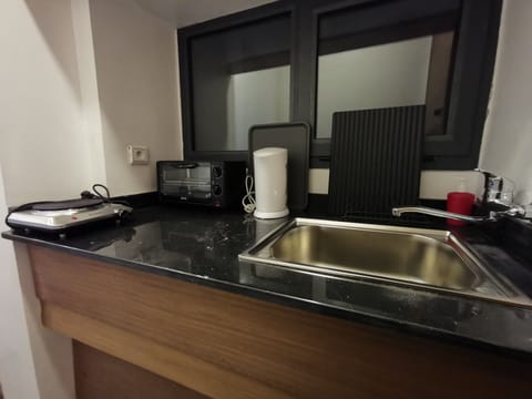 Standard Studio | Private kitchen | Mini-fridge, oven, stovetop, coffee/tea maker