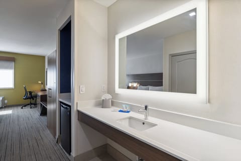 Standard Room, 2 Queen Beds | Room amenity