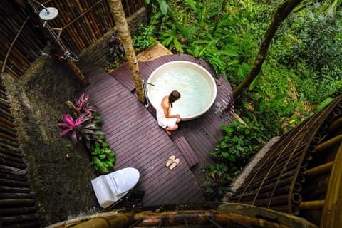 Deep soaking bathtub