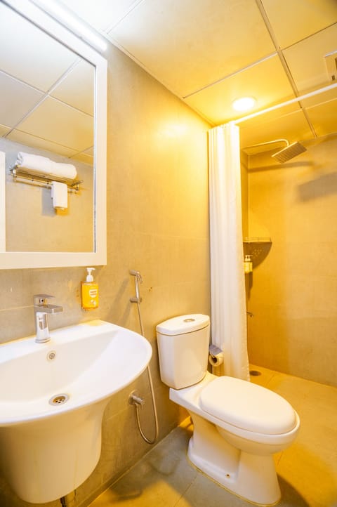 Executive Double Room | Bathroom | Shower, rainfall showerhead, free toiletries, hair dryer