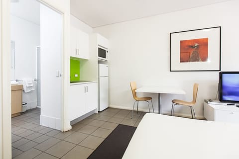 Executive Studio Apartment | Private kitchen | Full-size fridge, microwave, electric kettle, cookware/dishes/utensils