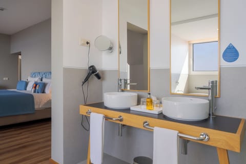 Master Suite (2 bedrooms)  | Bathroom | Shower, free toiletries, hair dryer, towels