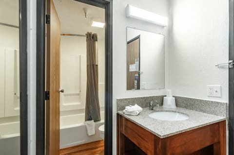 Combined shower/tub, towels