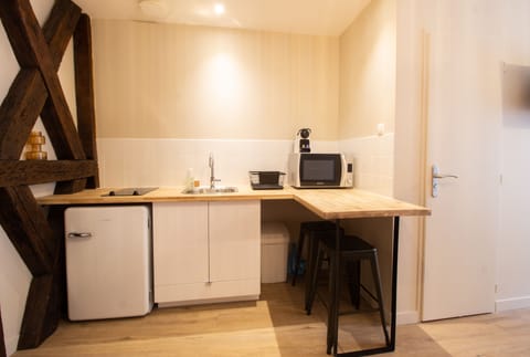 Studio Suite, Non Smoking, Kitchenette | Private kitchen | Mini-fridge, coffee grinder