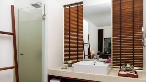 Deluxe Twin Bungalow Garden View | Bathroom | Separate tub and shower, deep soaking tub, hydromassage showerhead