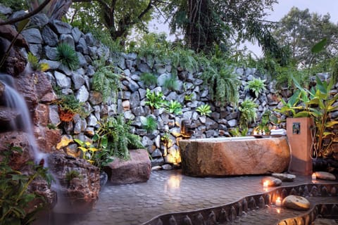 Bungalow Suite with Outdoor Bathtub | Garden view