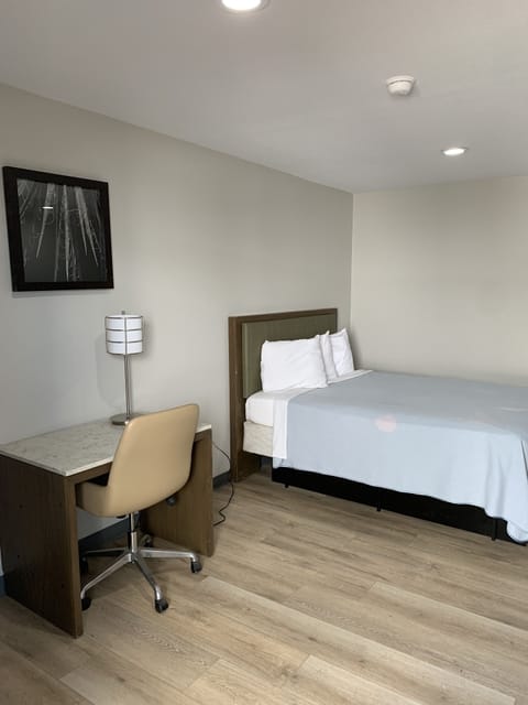 Standard Room, 1 Queen Bed | Free WiFi, bed sheets