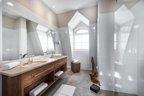 Standard Double Room | Bathroom | Shower, hair dryer, towels