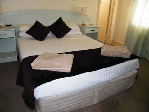 Executive Room, Ensuite | Free minibar, iron/ironing board, cribs/infant beds, free WiFi